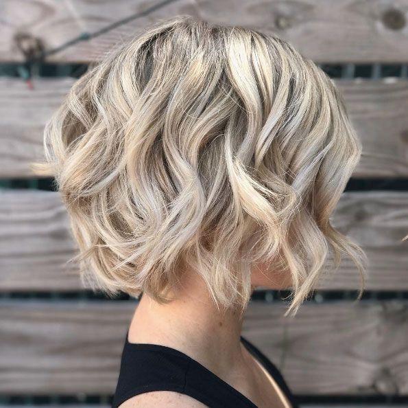 French bob blond ondulé naturel