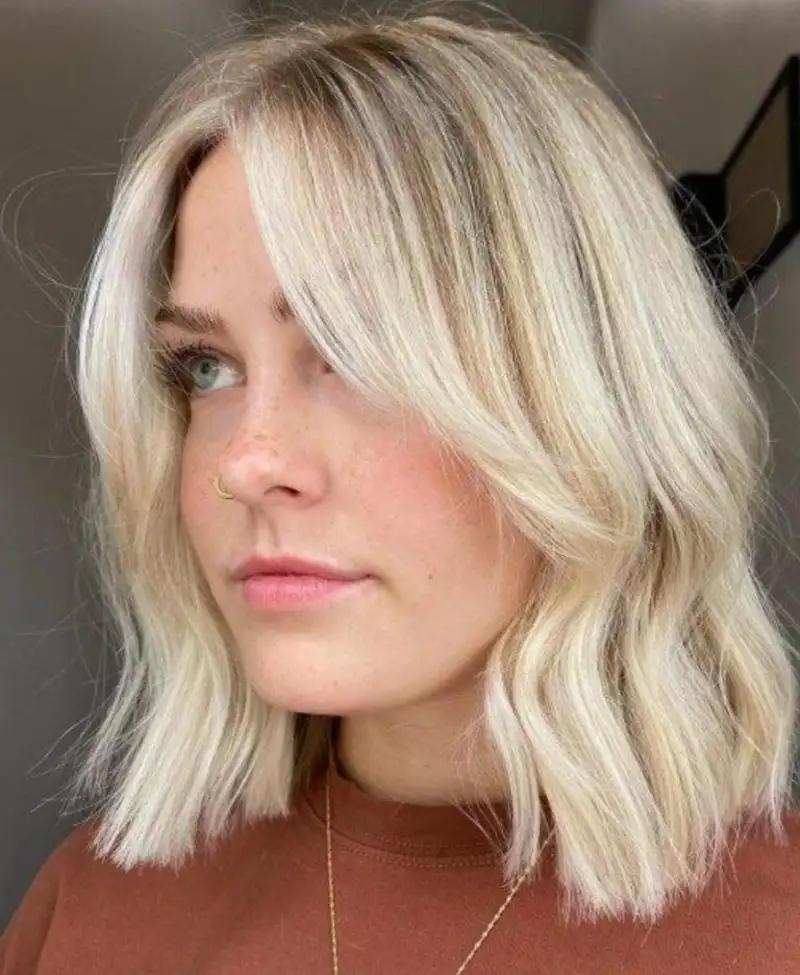 Lob blond avec frange