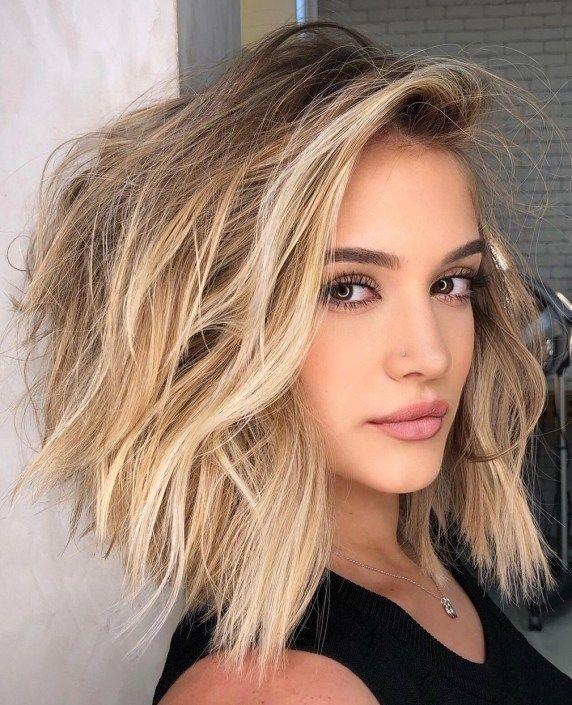 Lob blond volumineux