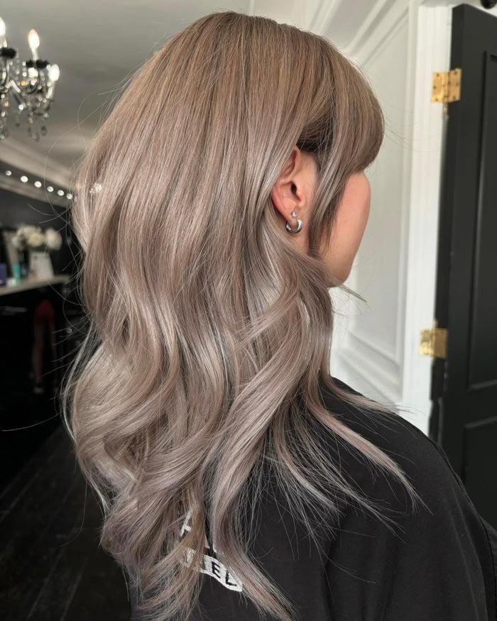 Coiffure blond beige cendré