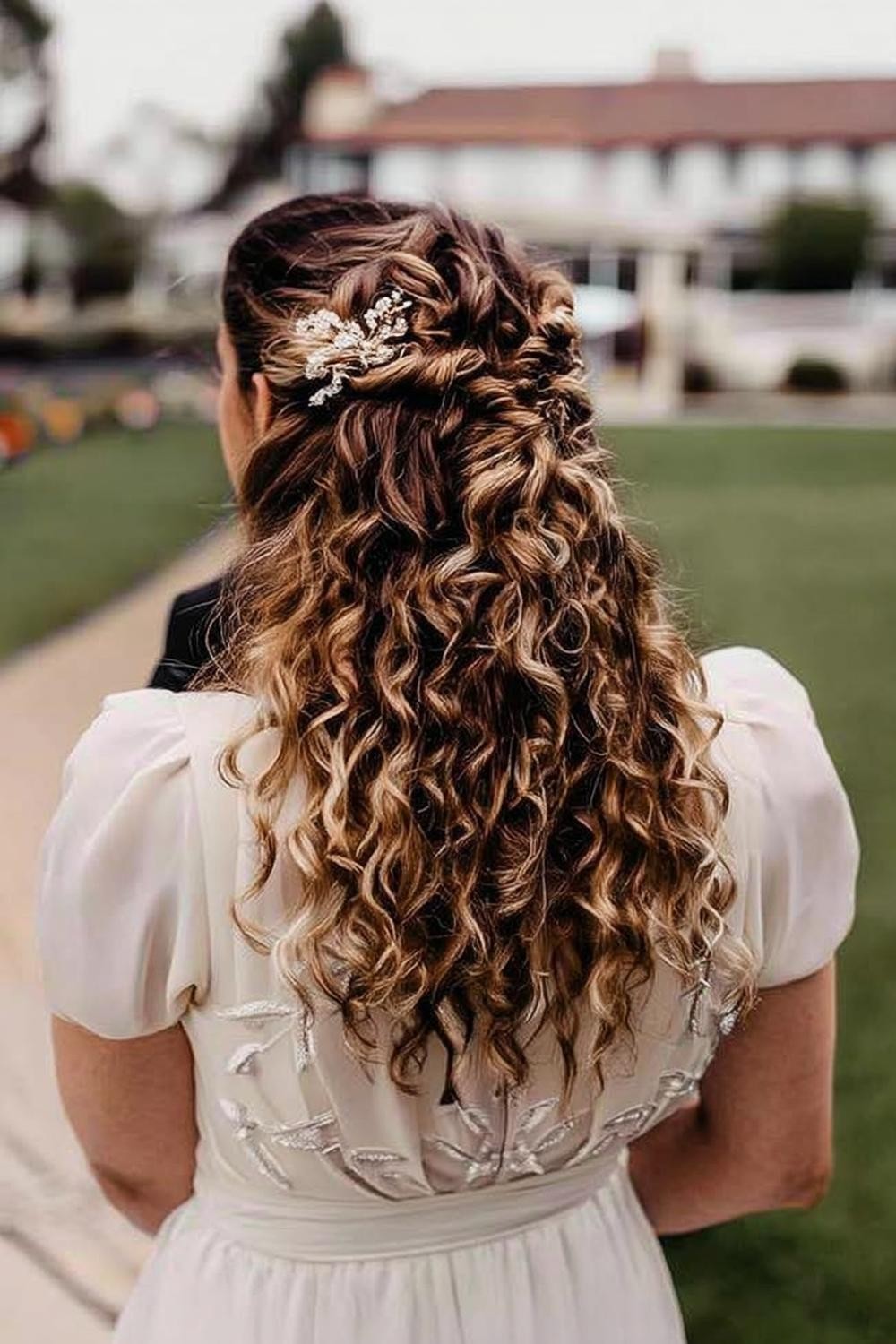 Boucles volumineuses dorées