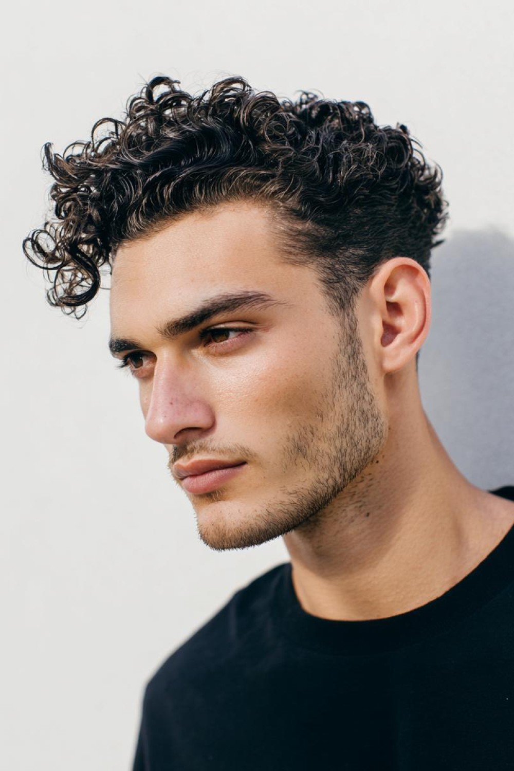 Undercut net et boucles longues au-dessus pour for cheveux bouclés dessin homme ideas