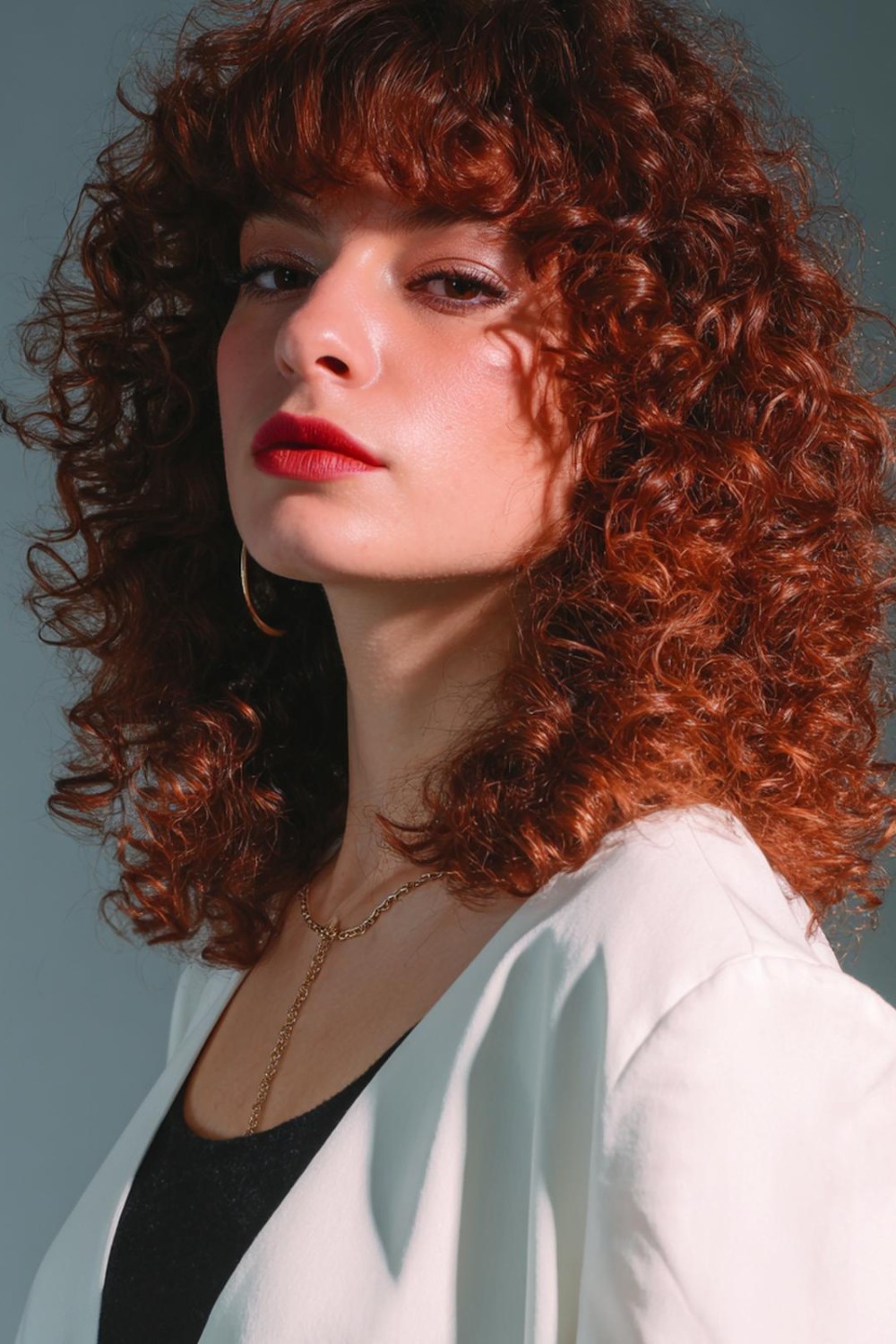 cheveux bouclés frange lunettes - Cheveux Boucles Frange: Style Infaillible