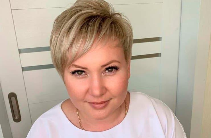 Pixie cut blond élégant femme