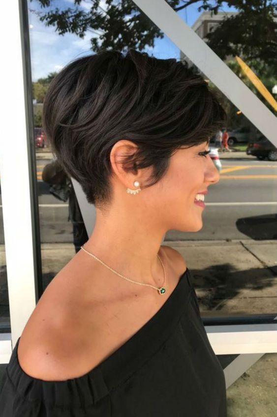 Pixie cut nuque dégagée femme