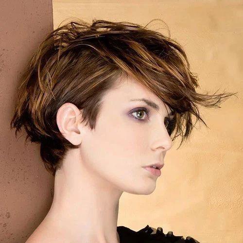 Pixie cut déstructuré avec mèches effilées