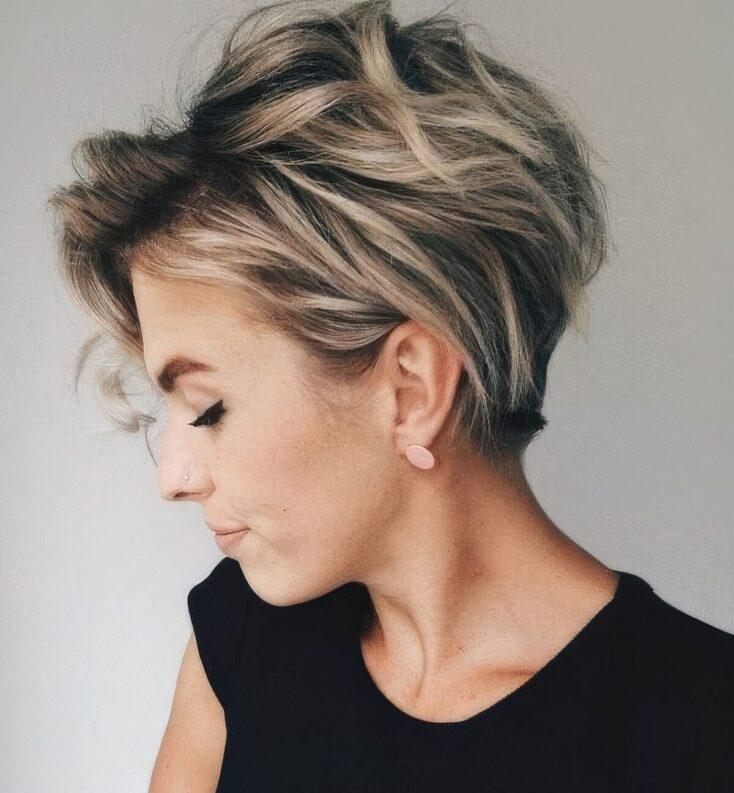 Pixie cut déstructuré blond balayage