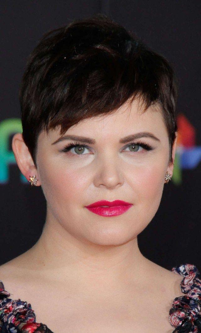 Pixie cut glamour visage rond
