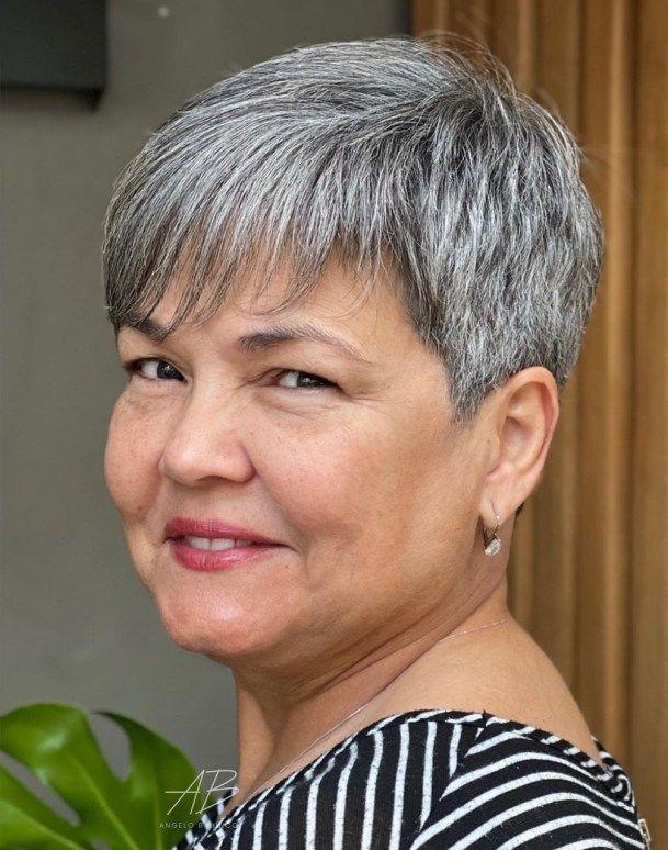 Pixie cut poivre et sel femme