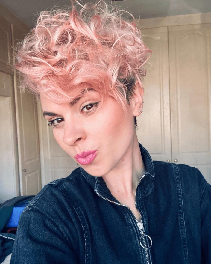 Pixie ondulée platine rose désordonnée