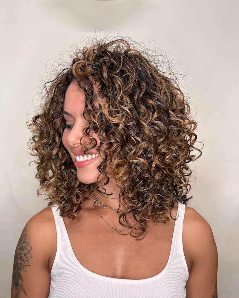 Tendance cheveux bouclés mi longs 2026