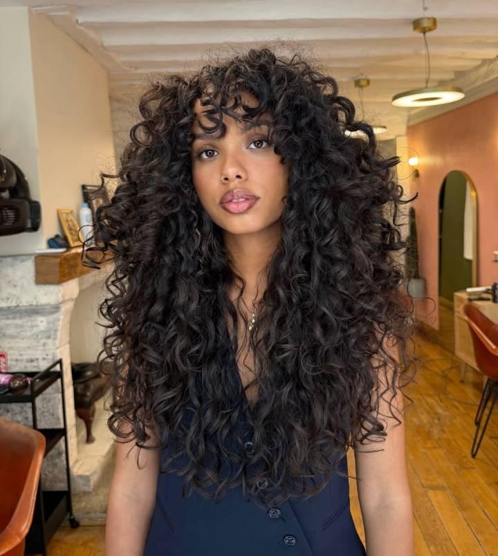 Tendance cheveux bouclés longs moderne