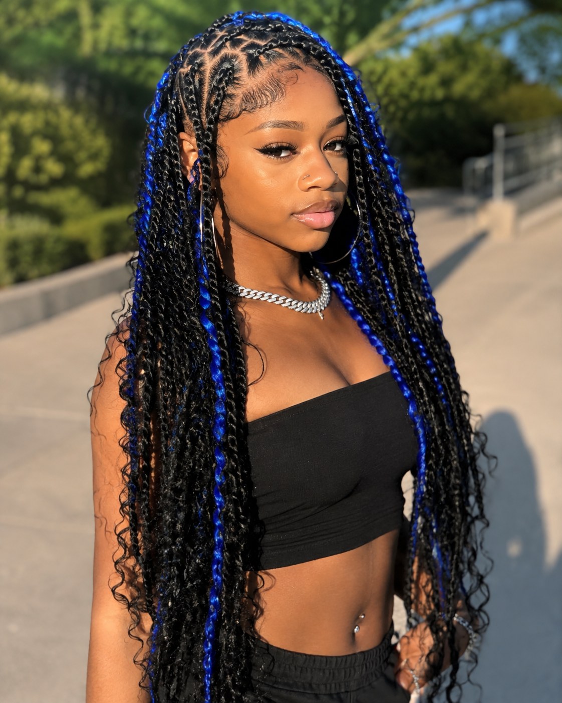 Box braids longues et bouclées avec mèches bleues, tresses rentrée scolaire pour affirmer son style