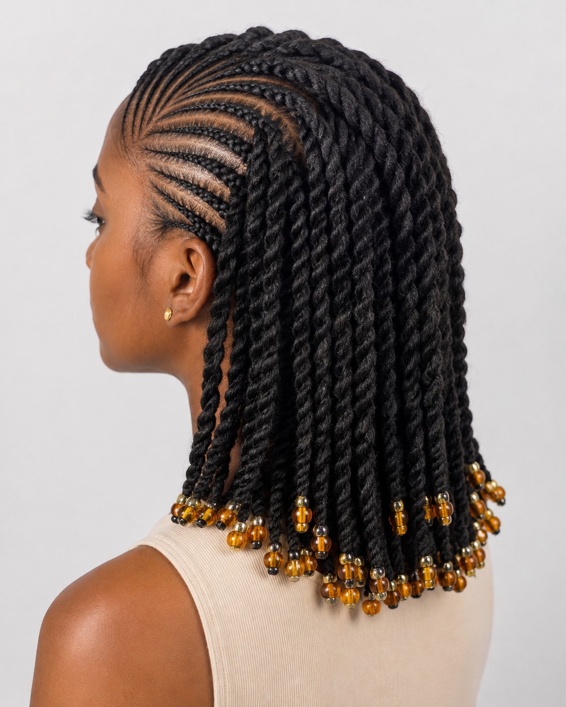 Carré tressé avec cornrows sur le côté et perles ambrées, version courte des tresses rentrée scolaire