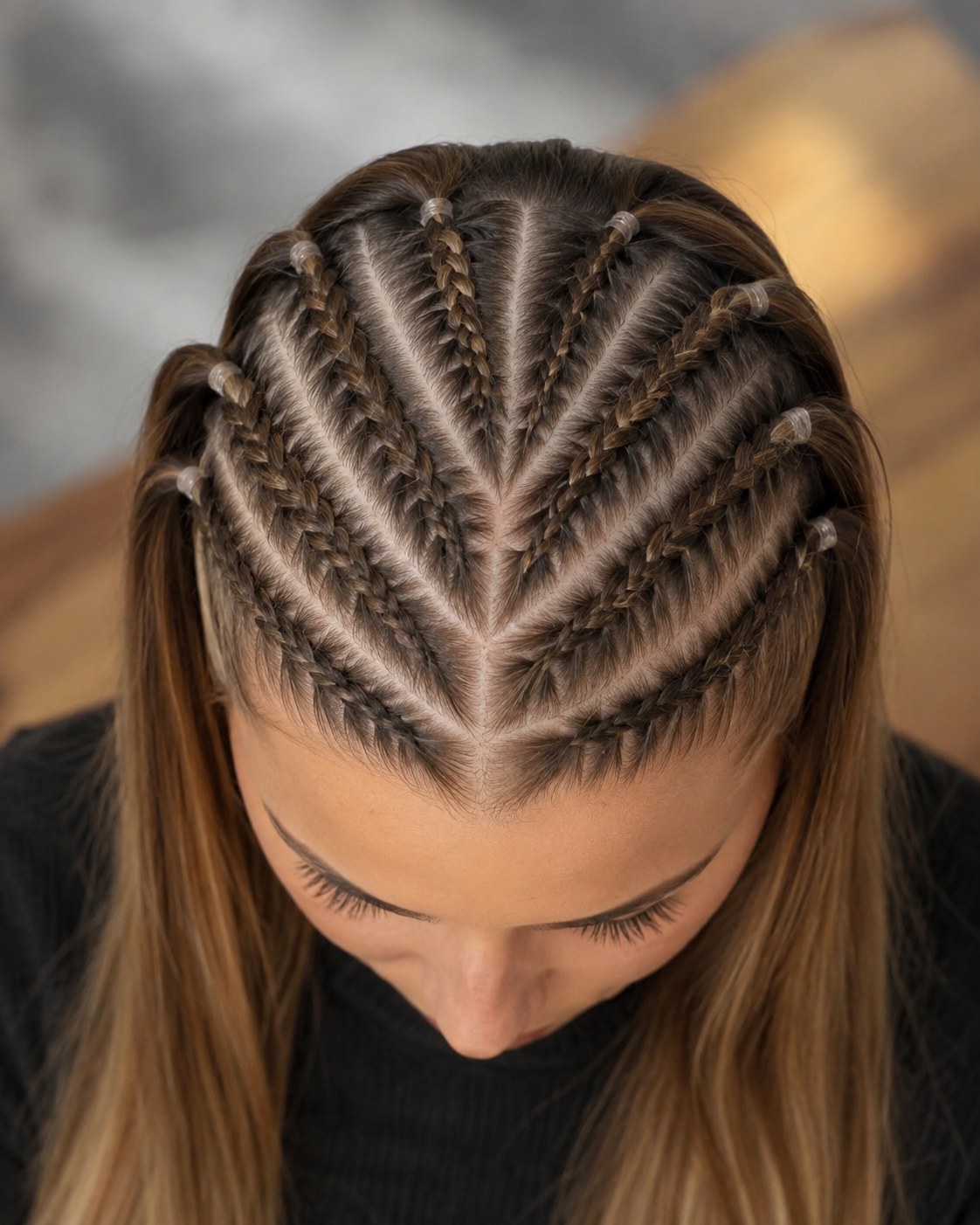 Cornrows dessinées en chevrons sur le dessus du crâne, motif graphique de tresses rentrée scolaire