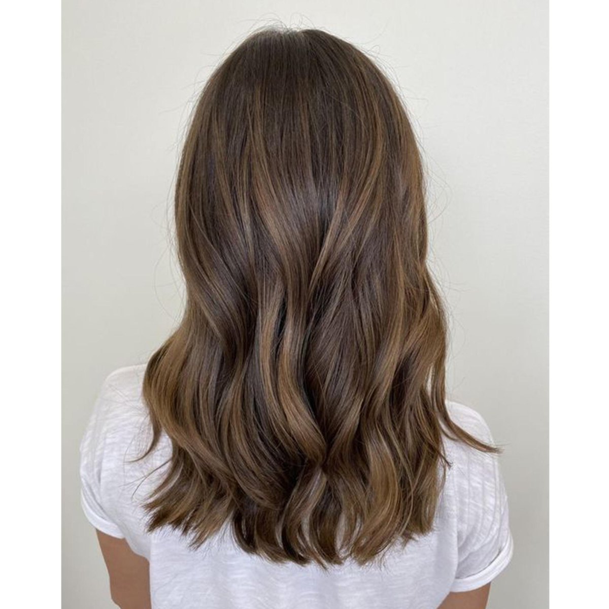 Cheveux bruns balayage doux