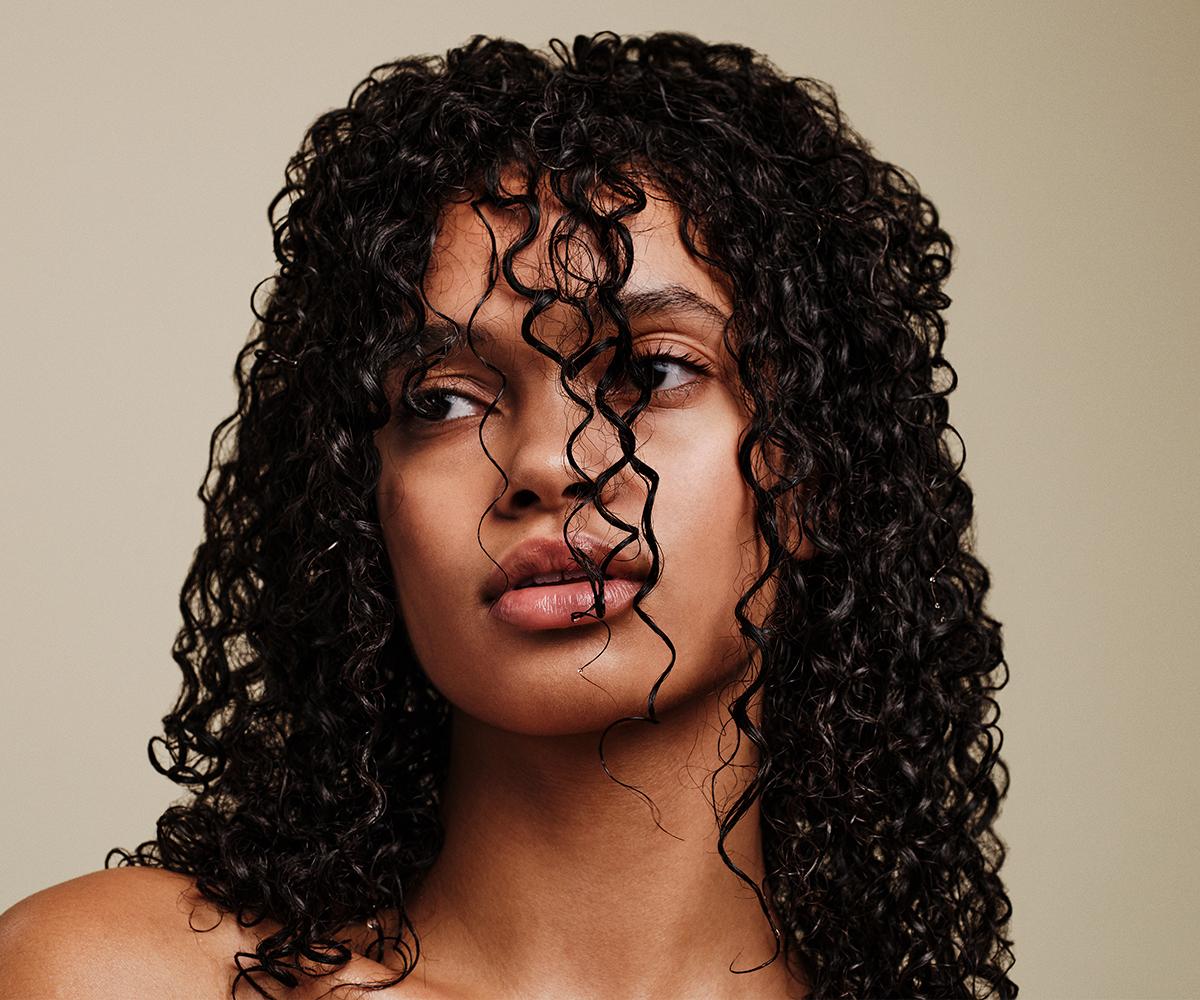 Cheveux bouclés wet look volumineux femme