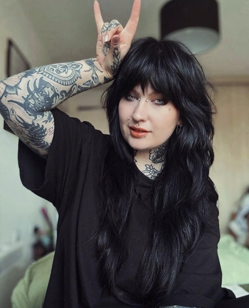Wolf cut rock cheveux noirs