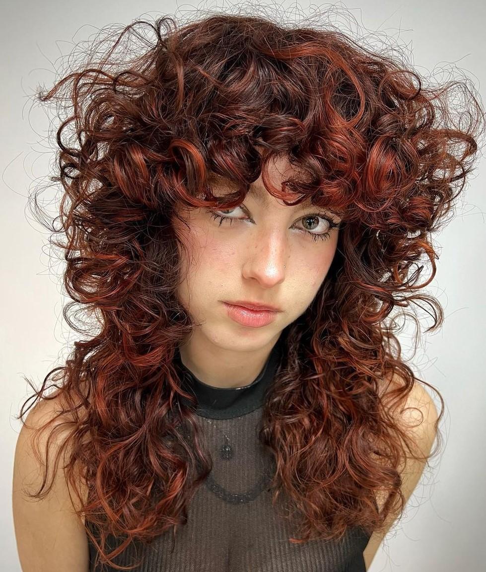 Wolf cut roux cheveux bouclés
